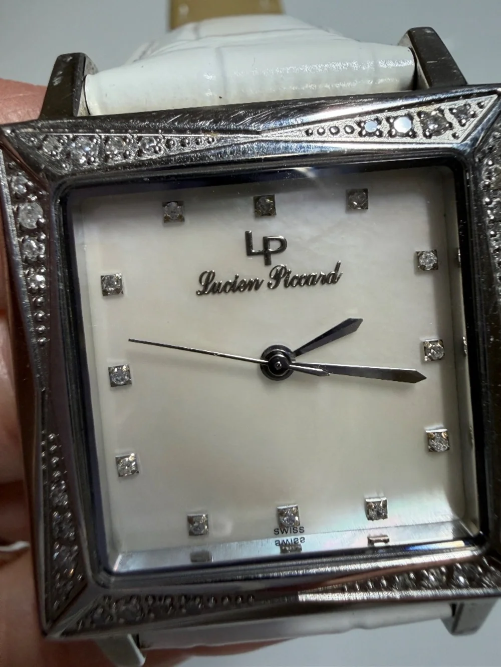 LIKE NEW! Women's Lucien Piccard Mother of Pearl Faced Watch - Picture 3 of 11